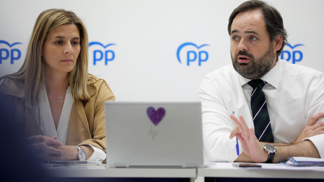 El presidente regional del PP, Paco Núñez, junto a la secretaria regional del partido, Carolina Agudo. EP.
