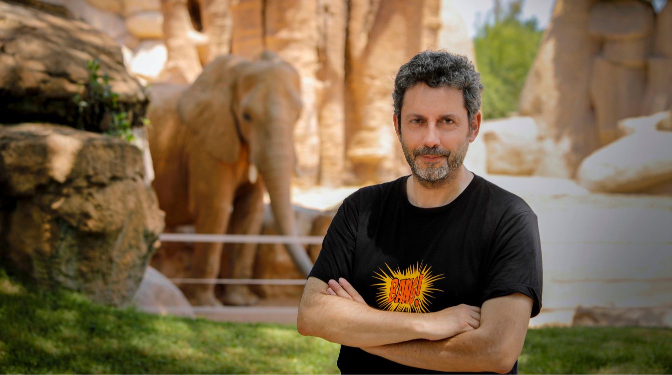 Manuel Ríos San Martín pasó varios días (con sus noches) en el Bioparc de Valencia  para documentarse para esta novela, 'El olor del miedo' (Foto Javier Ocaña)