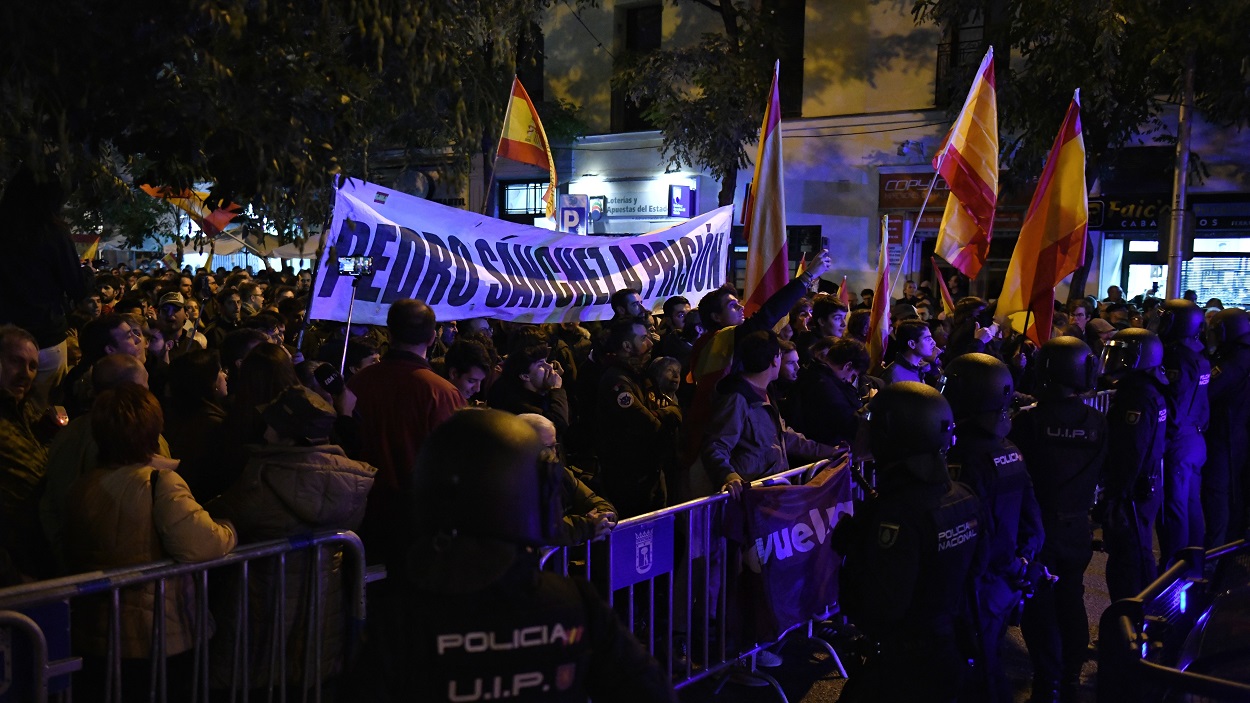Manifestantes de ultraderecha en la calle Ferraz. EP