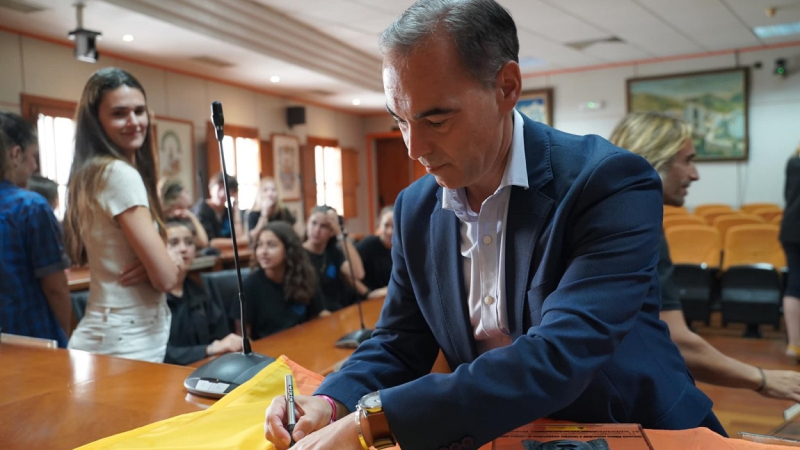 Juan Antonio Lara firmando banderas