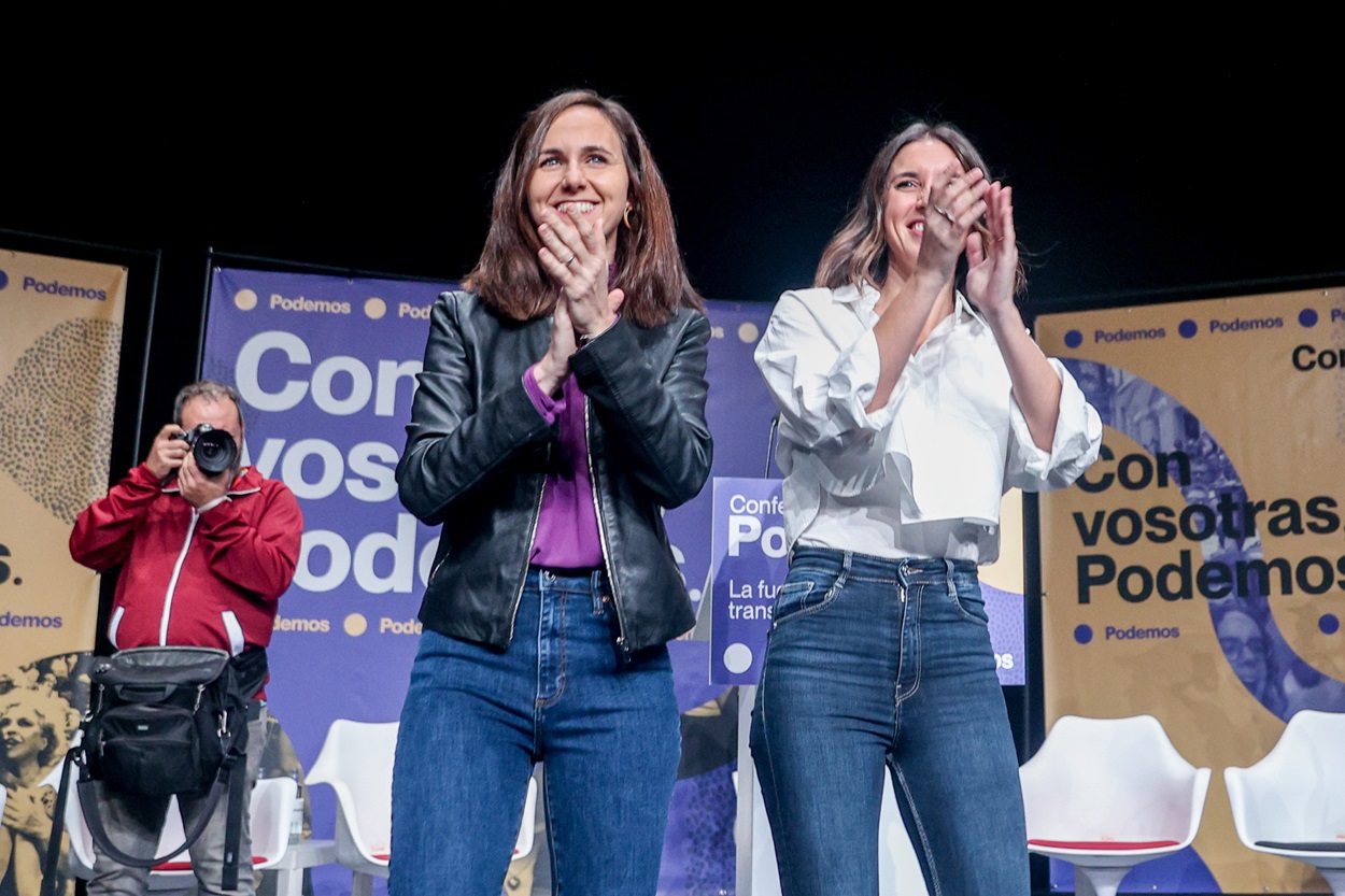 La secretaria general de Podemos y ministra de Derechos Sociales y Agenda 2030 en funciones, Ione Belarra (i), y la secretaria de Acción de Gobierno de Podemos y ministra de Igualdad en funciones, Irene Montero (d), durante una Conferencia Política del partido, en el Círculo de Bellas Artes. EP.