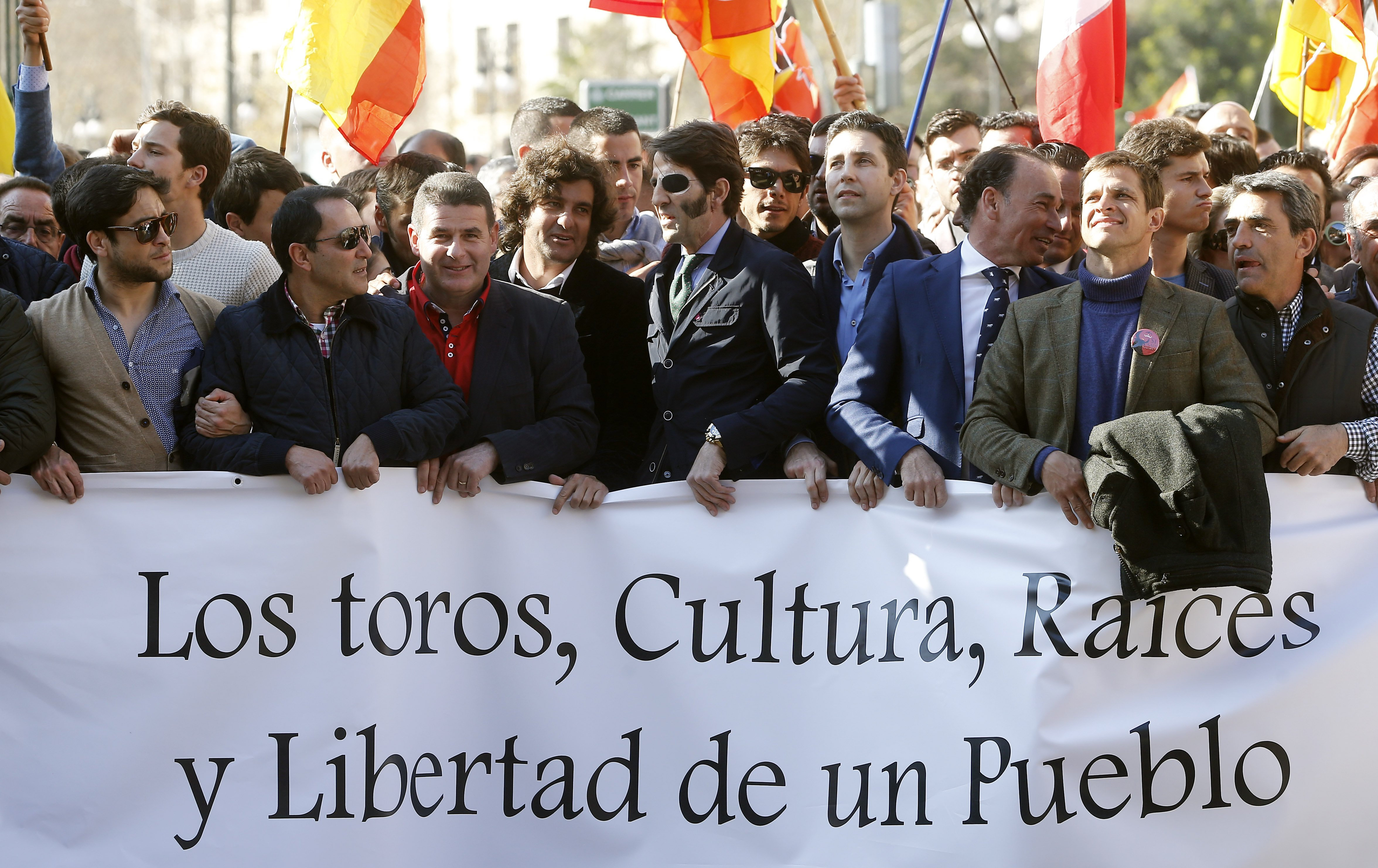  Los diestros Juan José Padilla, César Rincón, Morante y El Juli portando la pancarta de la polémica por sus faltas de ortografía. 