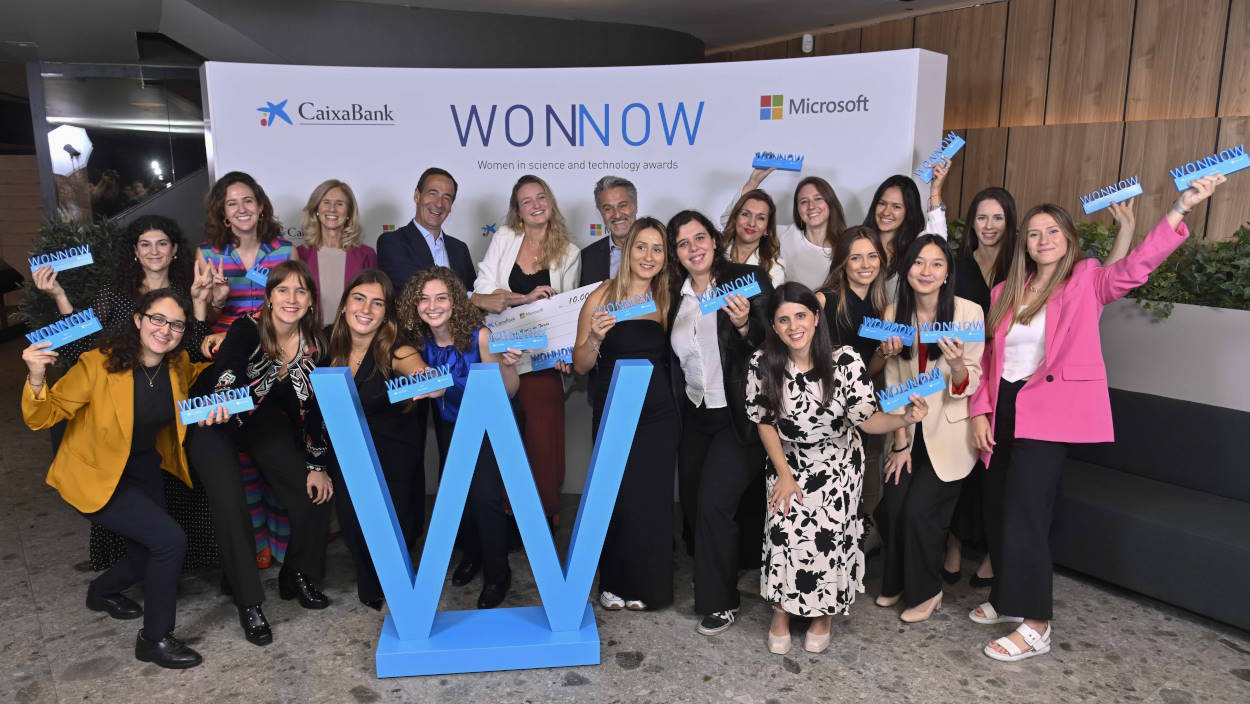 Las 16 ganadoras de los Premios WONNOW junto a los directivos de CaixaBank y Microsoft