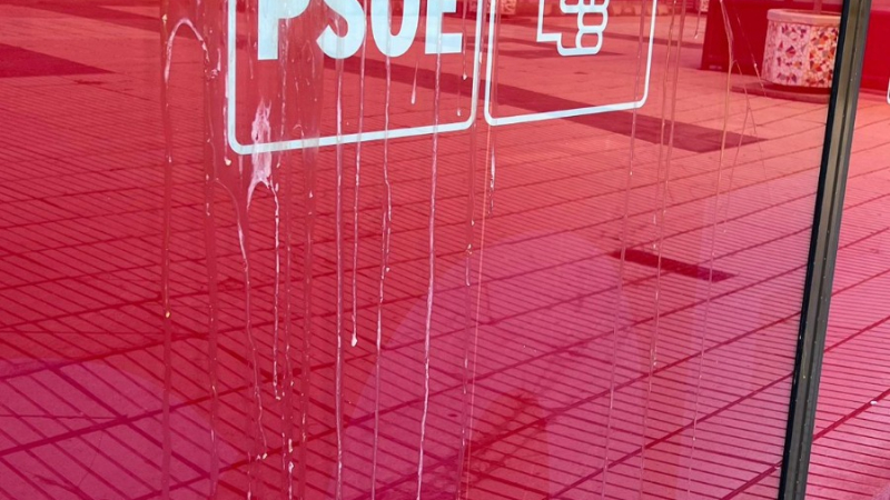 Atacan sedes del PSOE ante la investidura de Pedro Sänchez. EP