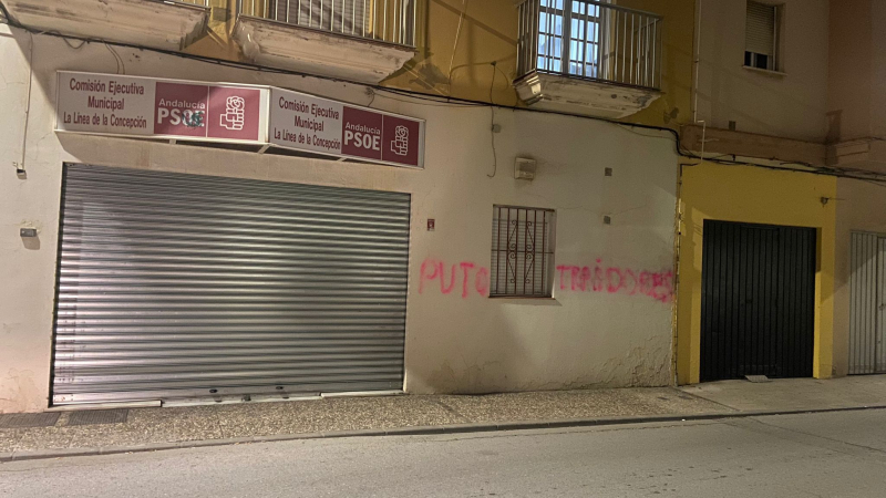 Atacan sedes del PSOE ante la investidura de Pedro Sánchez. 