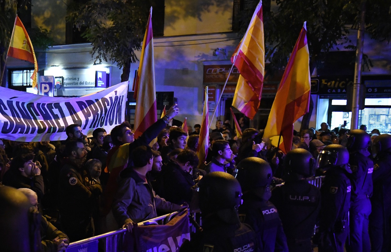 Cacerolada en la sede del PSOE en Ferraz contra la amnistía. EP