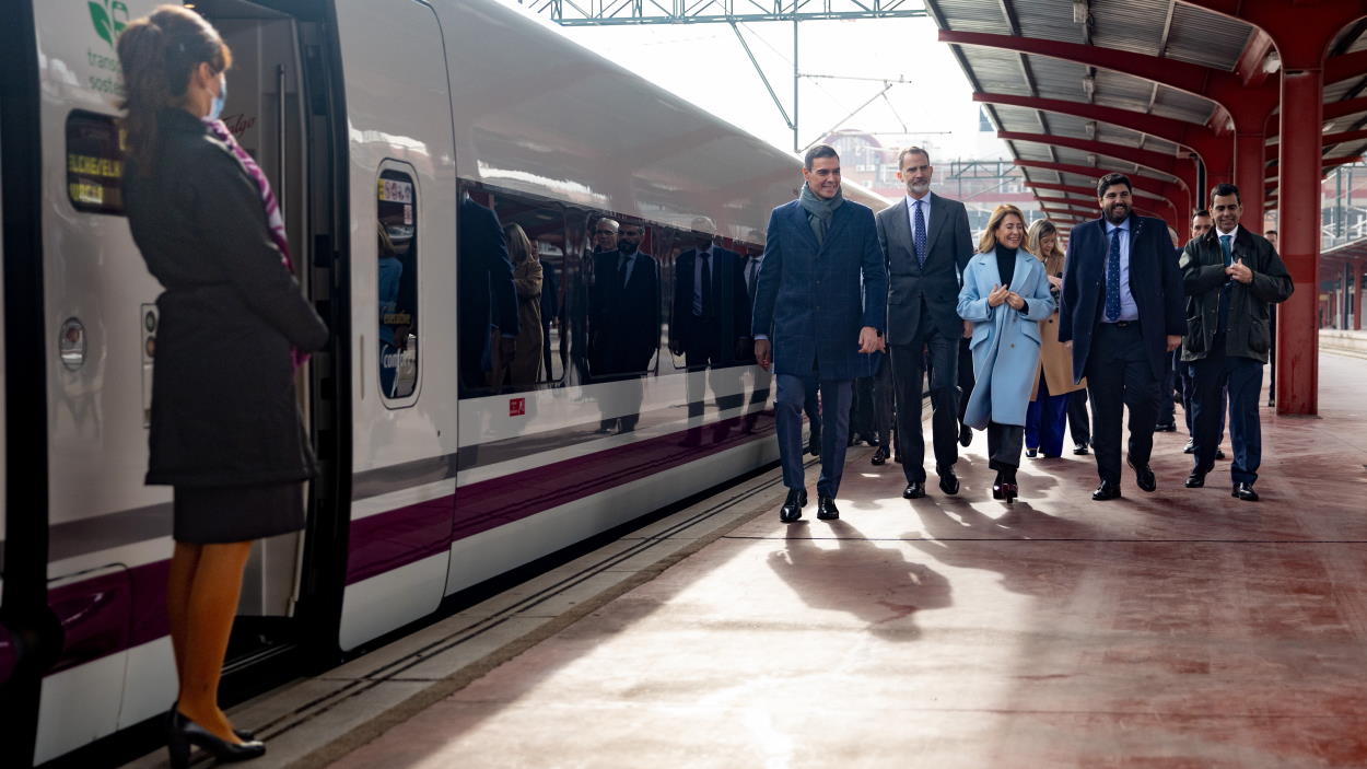 Sánchez apuesta por mantener los descuentos en los abonos de transporte público. EP.