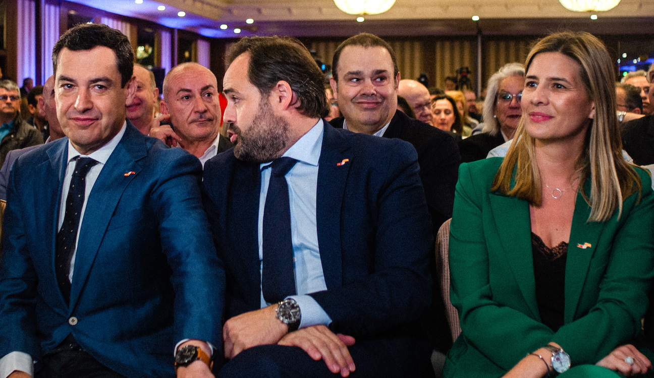 El presidente de la Junta de Andalucía, Juanma Moreno Bonilla; el presidente del PP en Castilla La Mancha, Paco Núñez; la secretaria general del PP de Castilla La Mancha, Carolina Agudo. EP