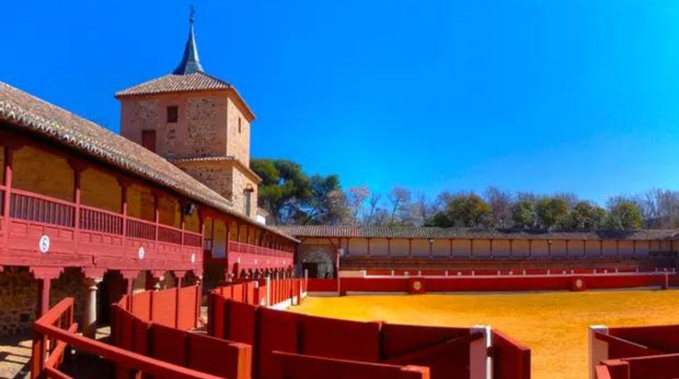 Plaza de Toros de Santa Cruz de Mudela, que comparte instalaciones con un convento. (Foto Ayuntamiento)