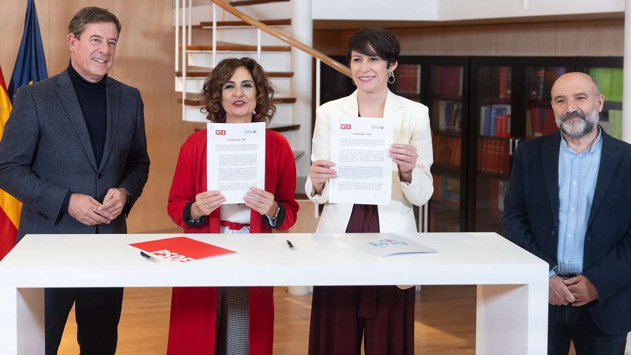 BNG y PSOE firman un acuerdo de investidura. Xosé Ramón Gómez Besteiro, María Jesús Montero, Ana Pontón y Néstor Rego. EP