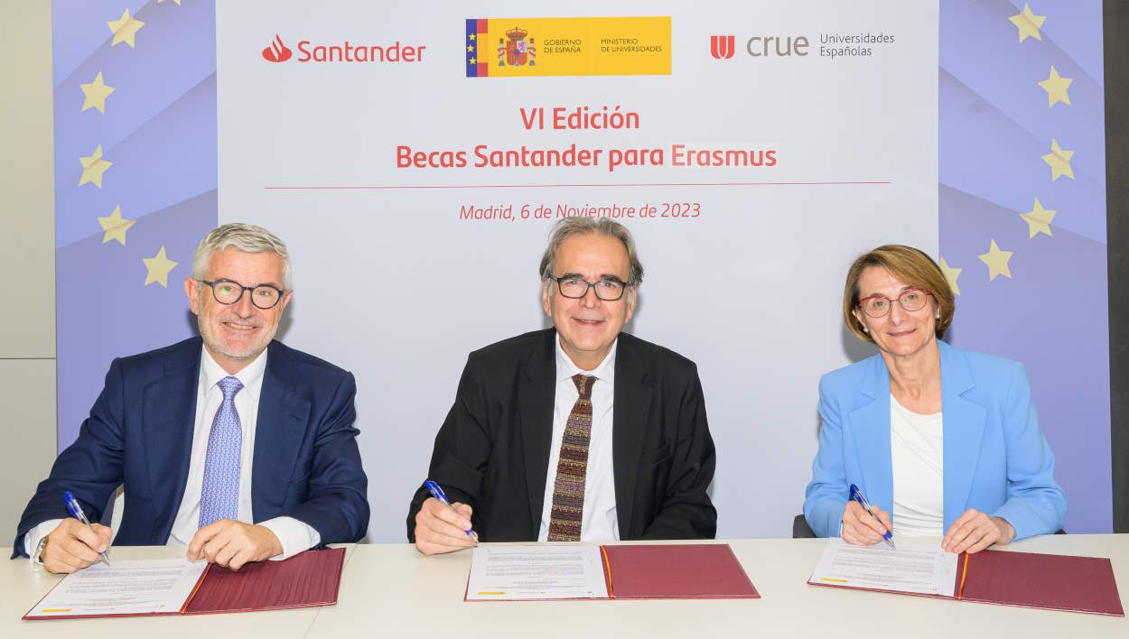 Foto de familia durante la firma de Becas Santander Erasmus