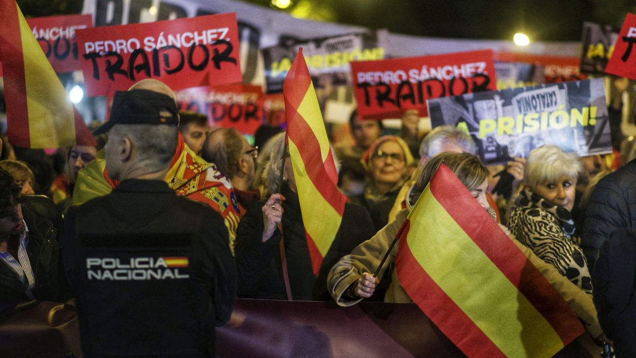 Manifestantes de PP y Vox ante la sede del PSOE, en Ferraz, en contra de la amnistía. EP