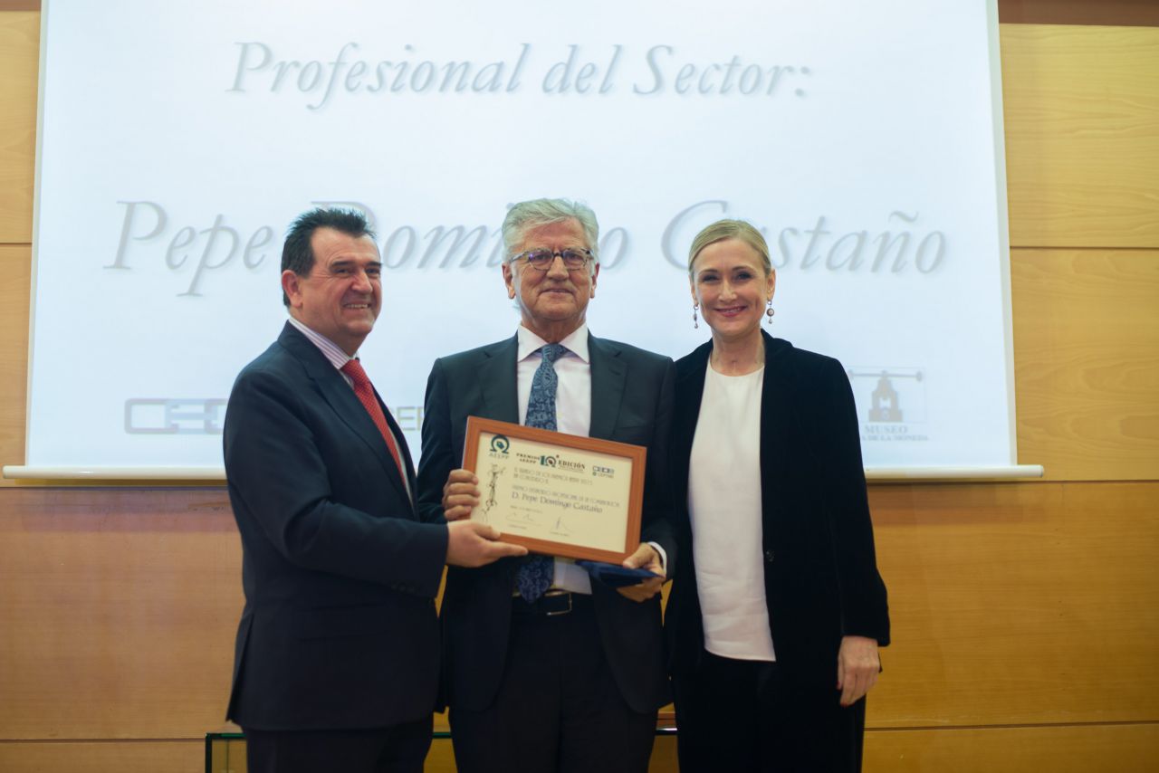 De izquierda a derecha, Arsenio Escolar, Pepe Domingo Castaño y Cristina Cifuentes en la entrega de los premios de la AEEPP. 
