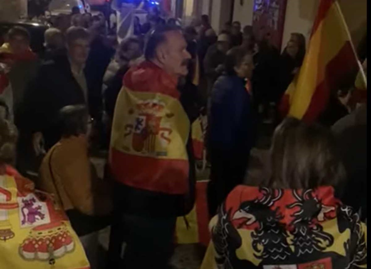 Cercan la sede del PSOE en Toledo: las manifestaciones violentas llegan a Castilla-La Mancha