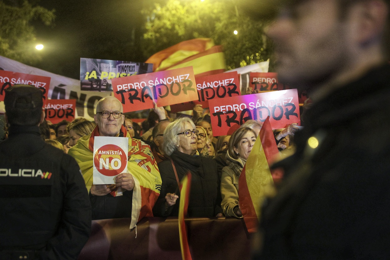 Decenas de personas durante una concentración en contra de la amnistía, frente a la sede del PSOE en la calle Ferraz. EP