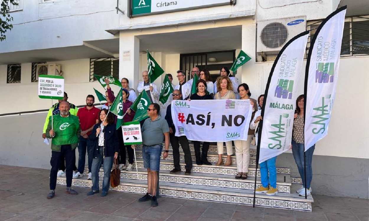 Personal sanitario se concentra en un consultorio andaluz por la fata de higiene del centro.