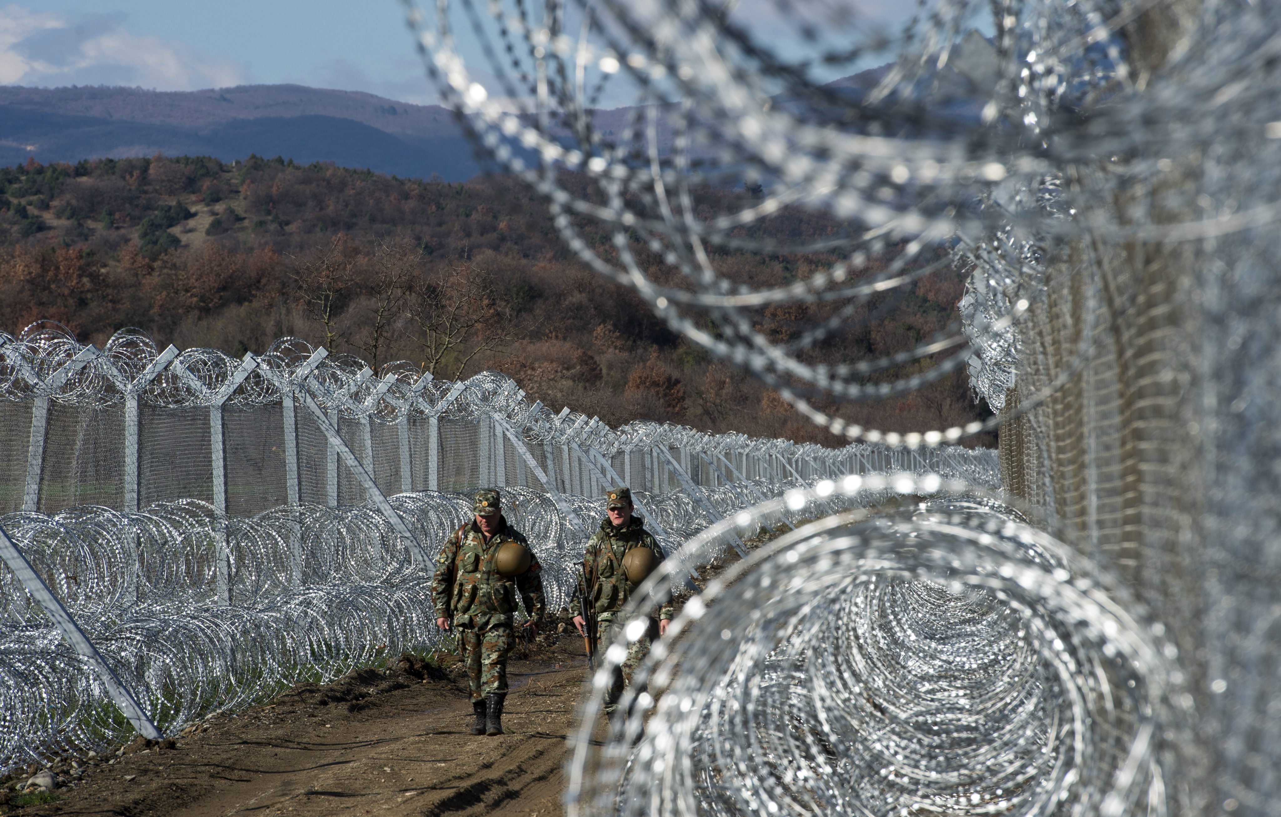 Soldados macedonios patrullan entre las dos vallas que separan Grecia y Macedonia cerca de la localidad de Gevgelija (Macedonia). 