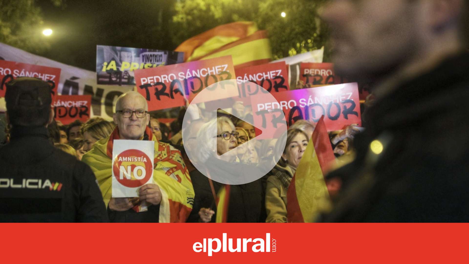 Decenas de personas durante una concentración en contra de la amnistía, frente a la sede del PSOE en la calle Ferraz. EP