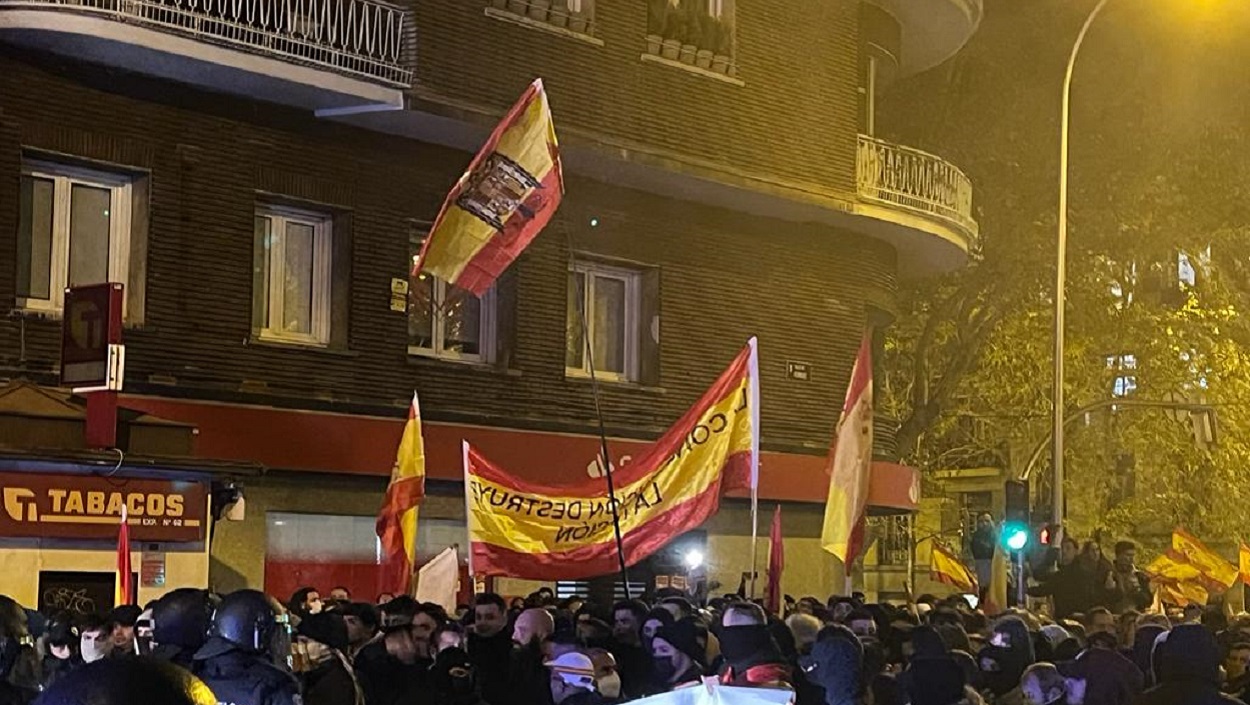 La bandera franquista, encabezando las protestas en Madrid. ElPlural