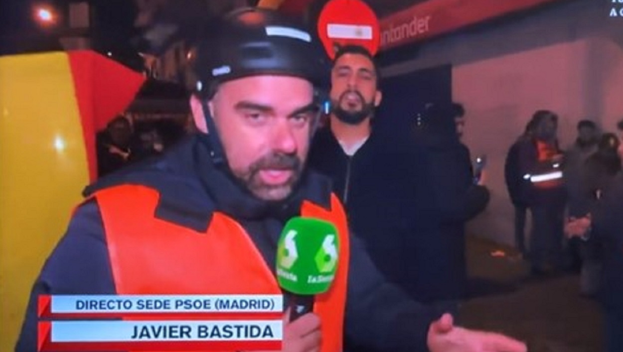 Javier Bastida da una lección a los manifestantes que le atacan