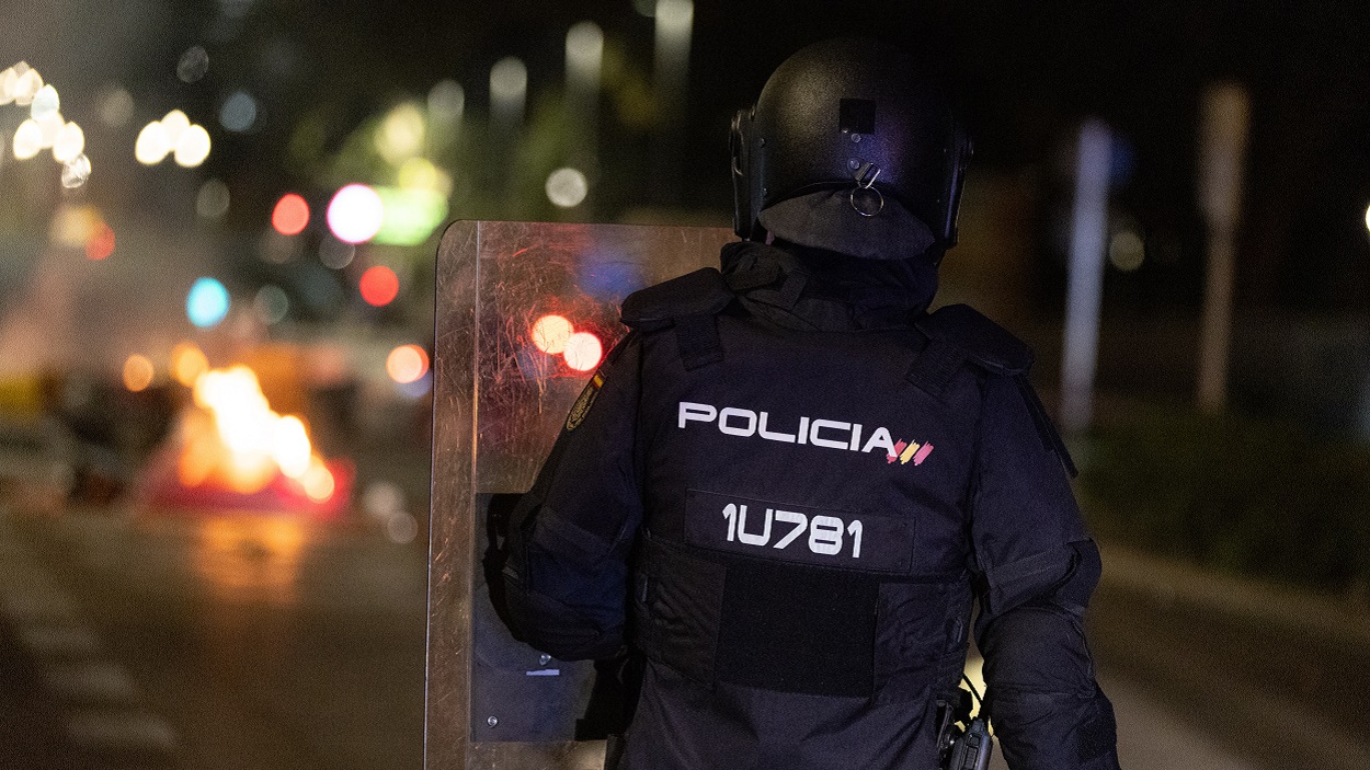 Un agente de la Policía Nacional durante las protestas en Ferraz. EP
