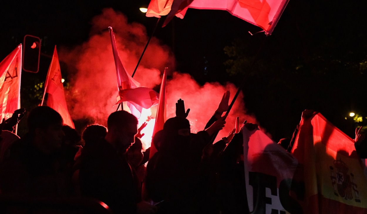 Banderas y bengalas en las protestas ante Ferraz. EP