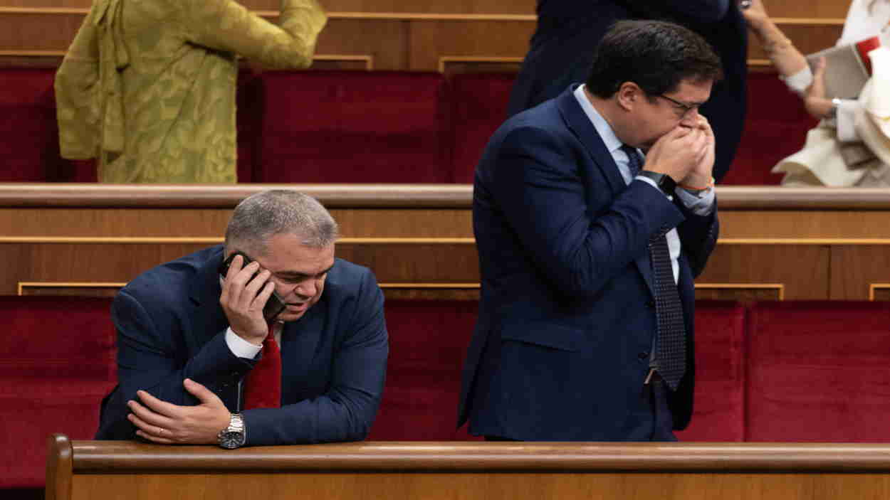 El número tres del PSOE, Santos Cerdán, y el director del Gabinete del Presidente, Óscar López, en la jura de la princesa Leonor en el Congreso. EP