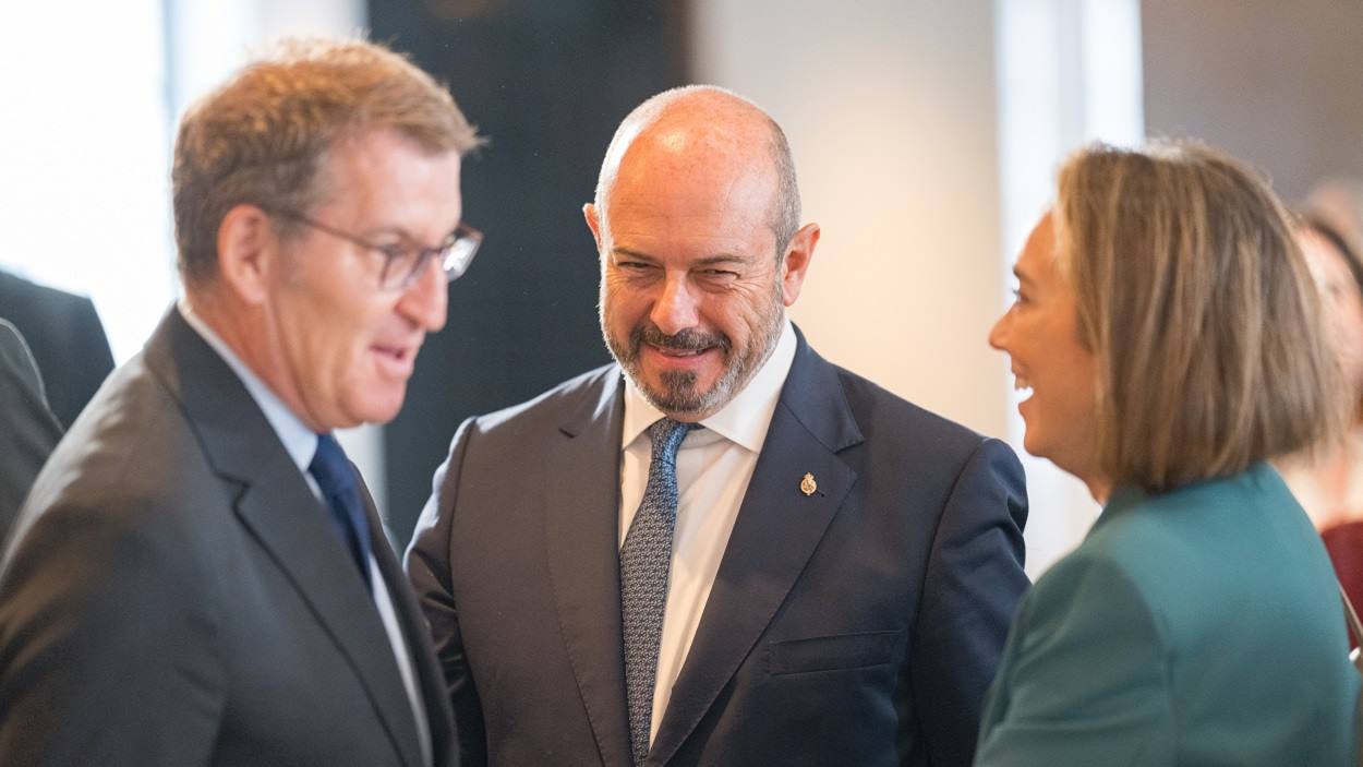 Alberto Núñez Feijóo, Pedro Rollán y Cuca Gamarra, líder del PP, presidente del Senado y portavoz. EP