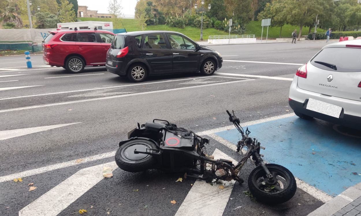 Una moto calcinada tras las manifestaciones del sábado en Ferraz. JMS.