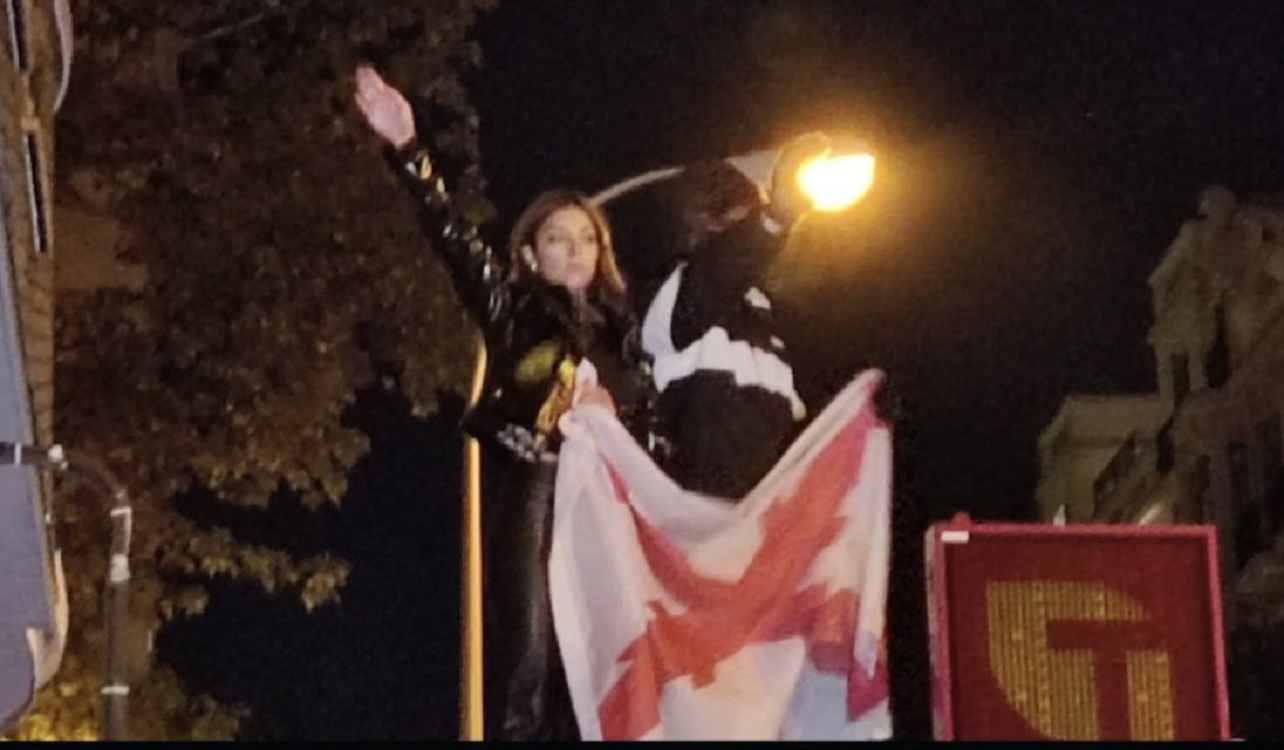 Isabel Peralta en una manifestación frente a la sede del PSOE en Madrid