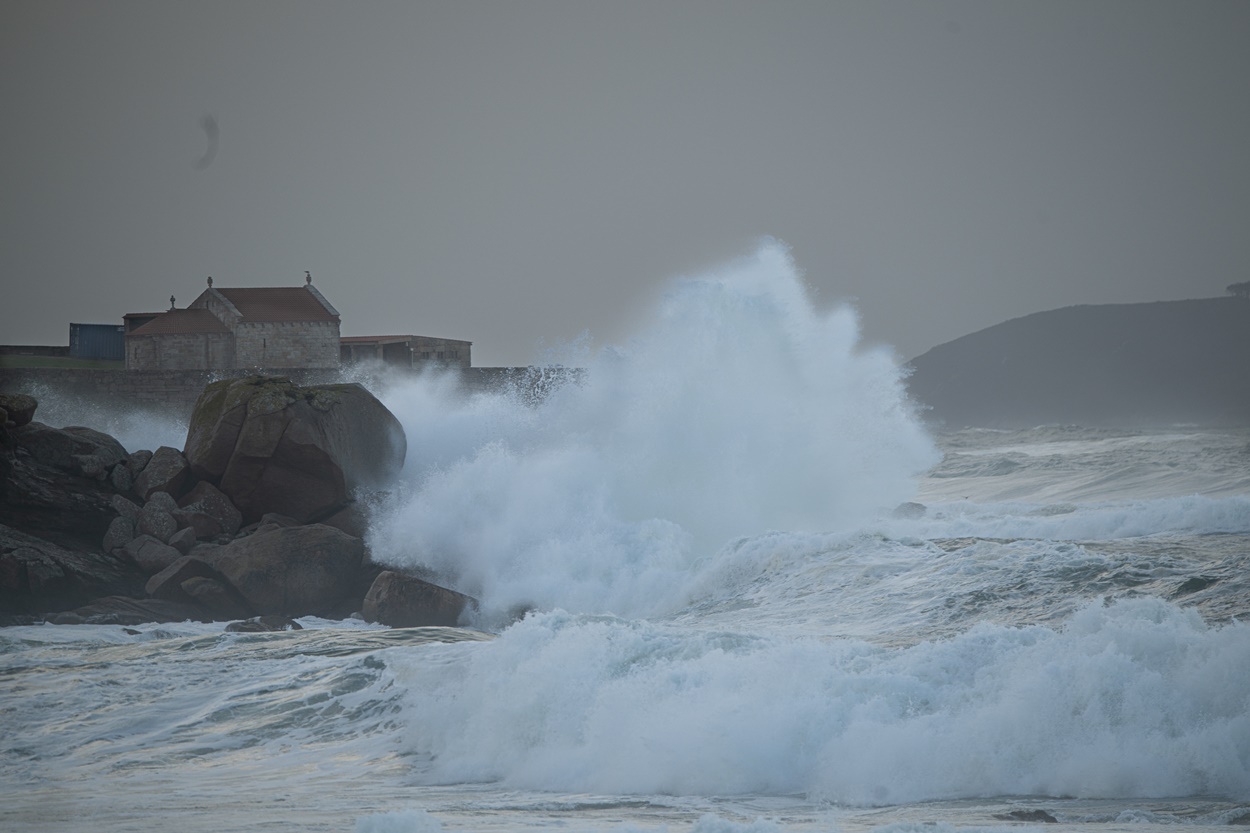 Imagen de olas provocadas en O Grove, Pontevedra, por el temporal 'Domingos' (Foto: Europa Press).