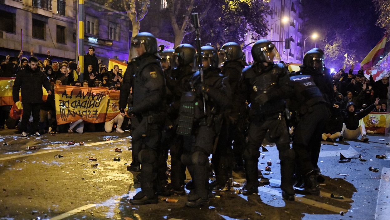 Manifestantes frente a la Policía en la calle Ferraz. EP