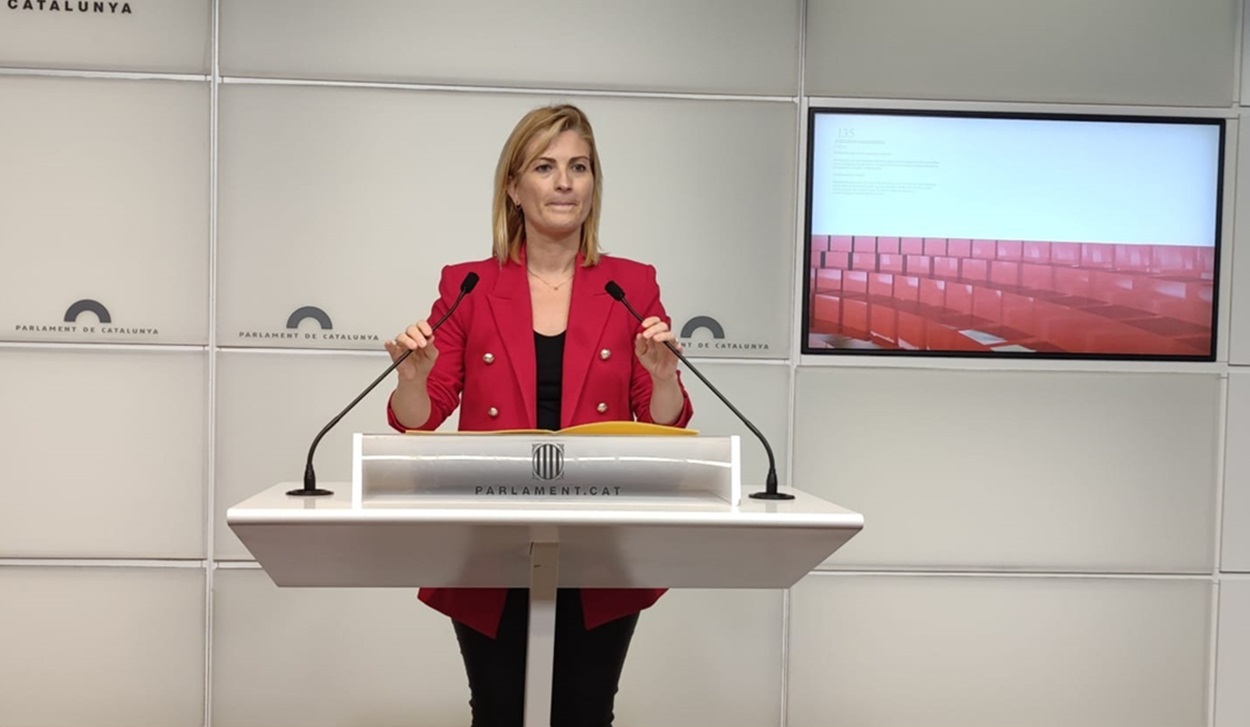 La portavoz de ERC, Raquel Sans, en rueda de prensa en el Parlament. EP.