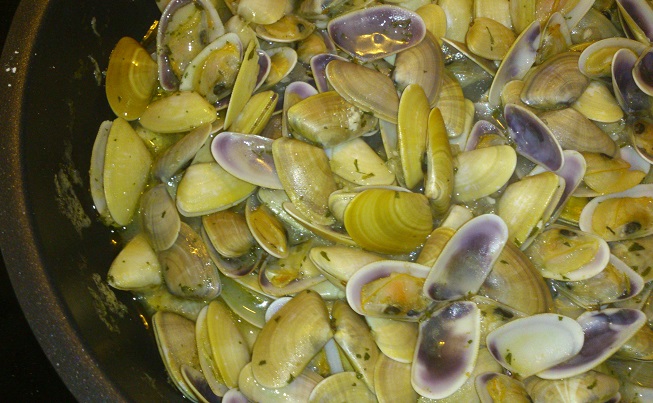 Coquinas al natural y jamón serrano y arroz caldoso