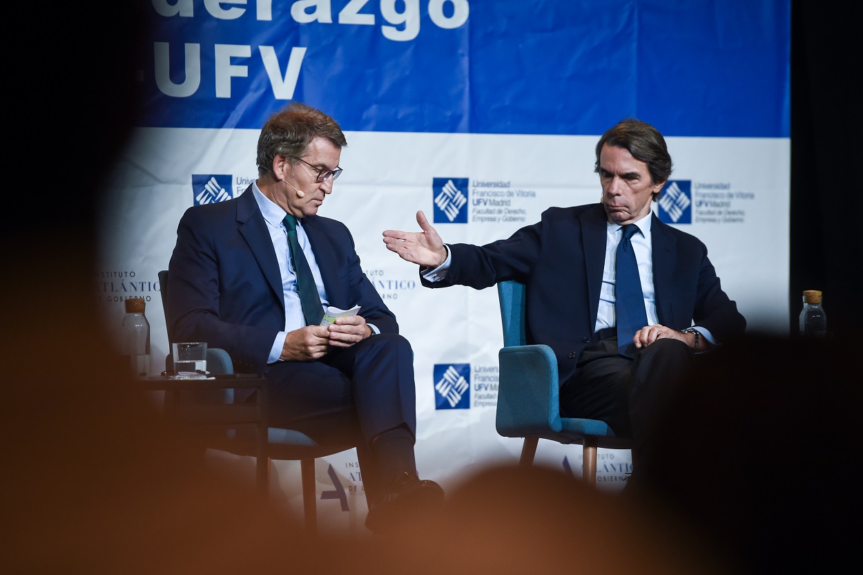 El presidente del Partido Popular, Alberto Núñez Feijóo (i), y el expresidente del Gobierno José María Aznar (d). EP.