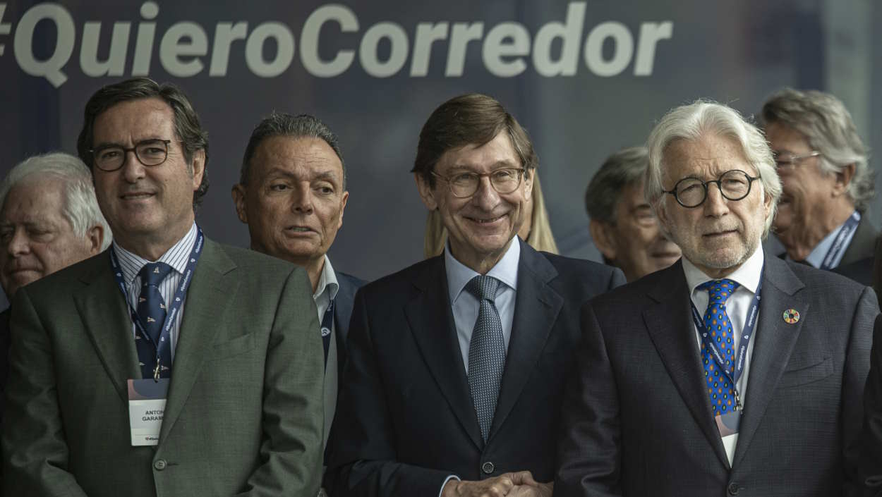El presidente de CEOE, Antonio Garamendi; el presidente de CaixaBank, José Ignacio Goirigolzarri, y el presidente de Foment del Treball, Josep Sánchez Llibre. EP