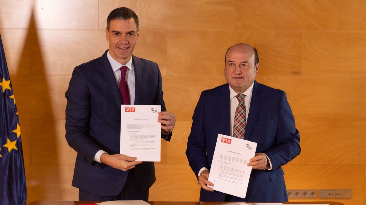 Pedro Sánchez y el presidente del PNV, Andoni Ortuzar, firman un acuerdo de investidura en el Congreso. EP