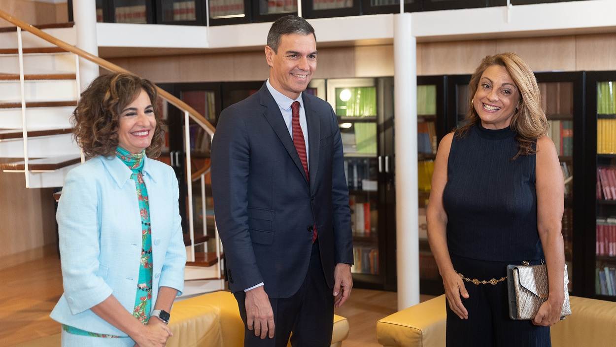 María Jesús Montero, ministra de Hacienda, Pedro Sánchez, presidente del Gobierno, y Cristina Valido, portavoz de Coalición Canaria. EP