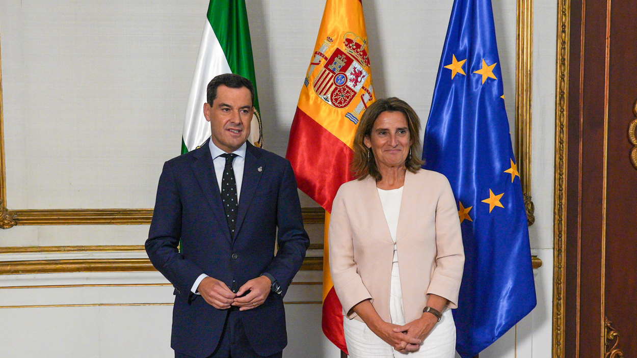 El presidente de la Junta de Andalucía, Juan Manuel Moreno Bonilla, y la ministra para la Transición Ecológica, Teresa Ribera. EP