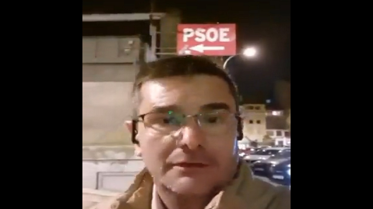 El único manifestante contra el PSOE en Coruña. Twitter
