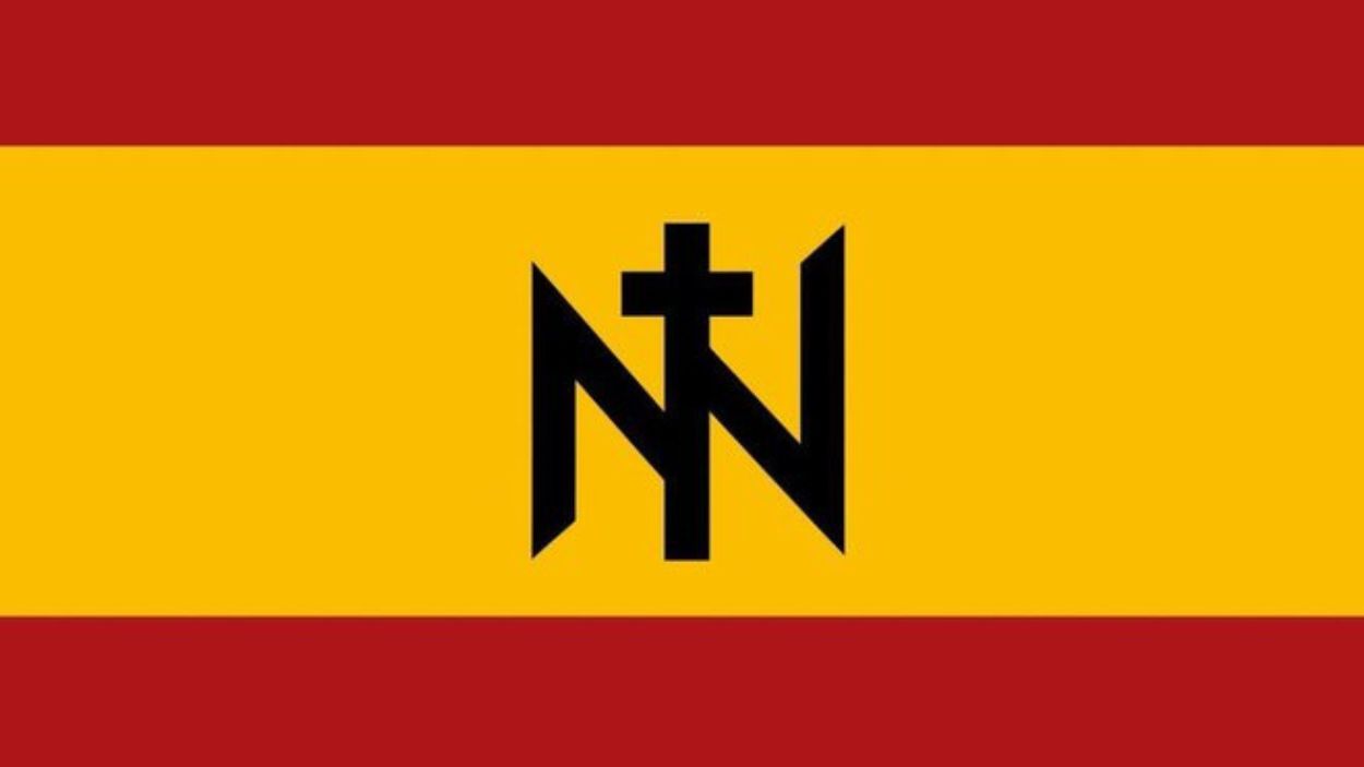 Bandera de España con el símbolo de Noviembre Nacional, movimiento que aglutina las protestas de Ferraz