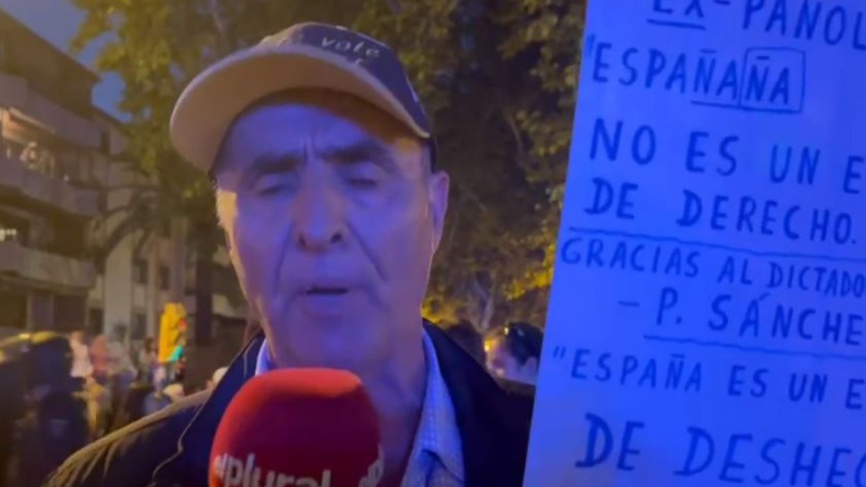 Dos manifestantes enfrentados por ver quién habla peor de Pedro Sánchez
