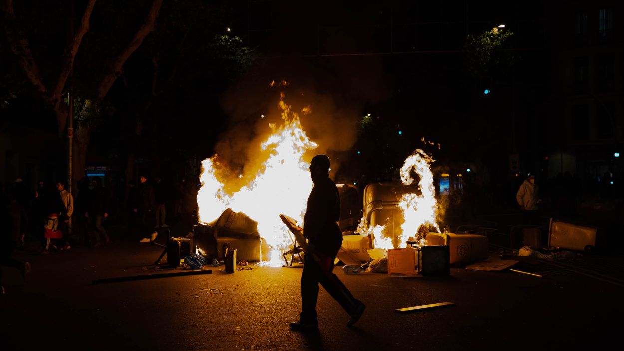 Una hoguera durante una protesta en la calle Ferraz, a 9 de noviembre de 2023, en Madrid (España).