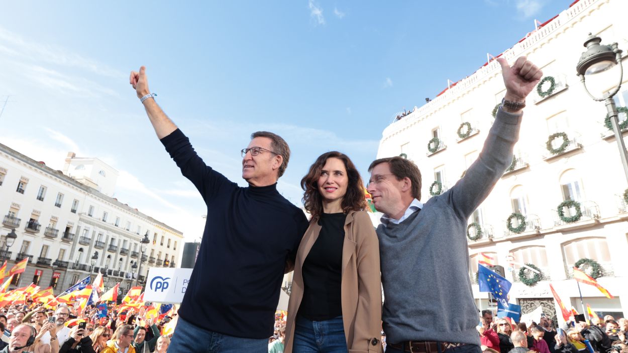 El presidente del PP, Alberto Núñez Feijóo, junto a la presidenta de la CAM, Isabel Díaz Ayuso, y el alcalde de Madrid, José Luis Martínez Almeida, en la manifestación contra la amnistía enPuerta 