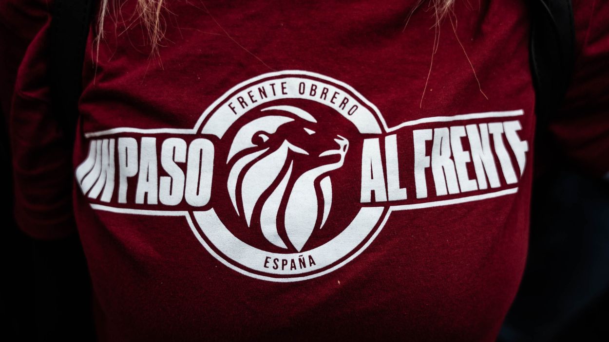 Una camiseta de Frente Obrero durante una manifestación contra la amnistía, frente a la sede del PSOE, a 11 de noviembre de 2023, en Madrid (España). EP