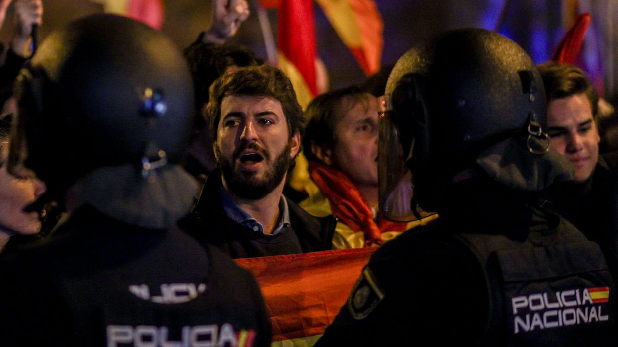 El vicepresidente de la Junta de Castilla y León, Juan García Gallardo, durante una concentración en contra de la amnistía, frente a la sede del PSOE en la calle Ferraz, a 6 de noviembre de 2023, 