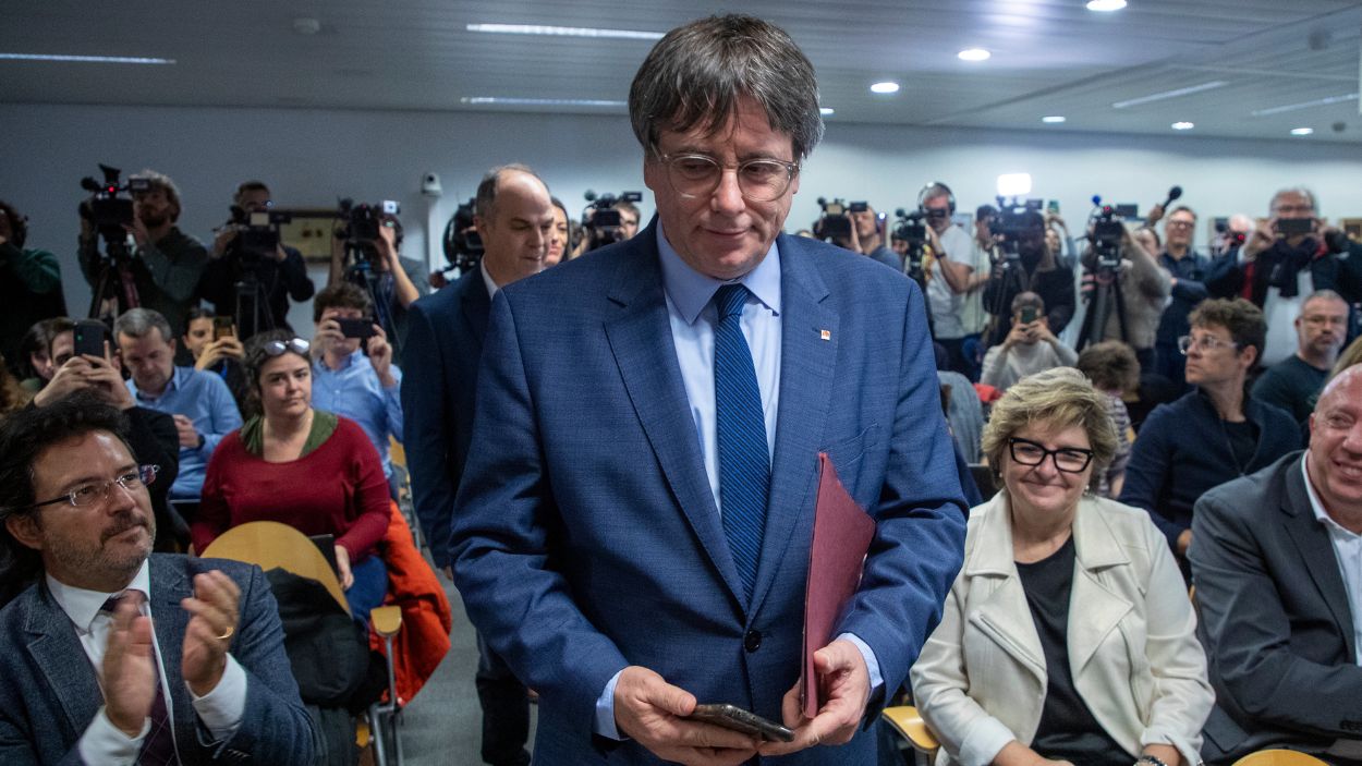 El expresidente de la Generalitat y eurodiputado de Junts, Carles Puigdemont, a su llegada para comparecer en una rueda de prensa para explicar los detalles del acuerdo de investidura con el PSOE.