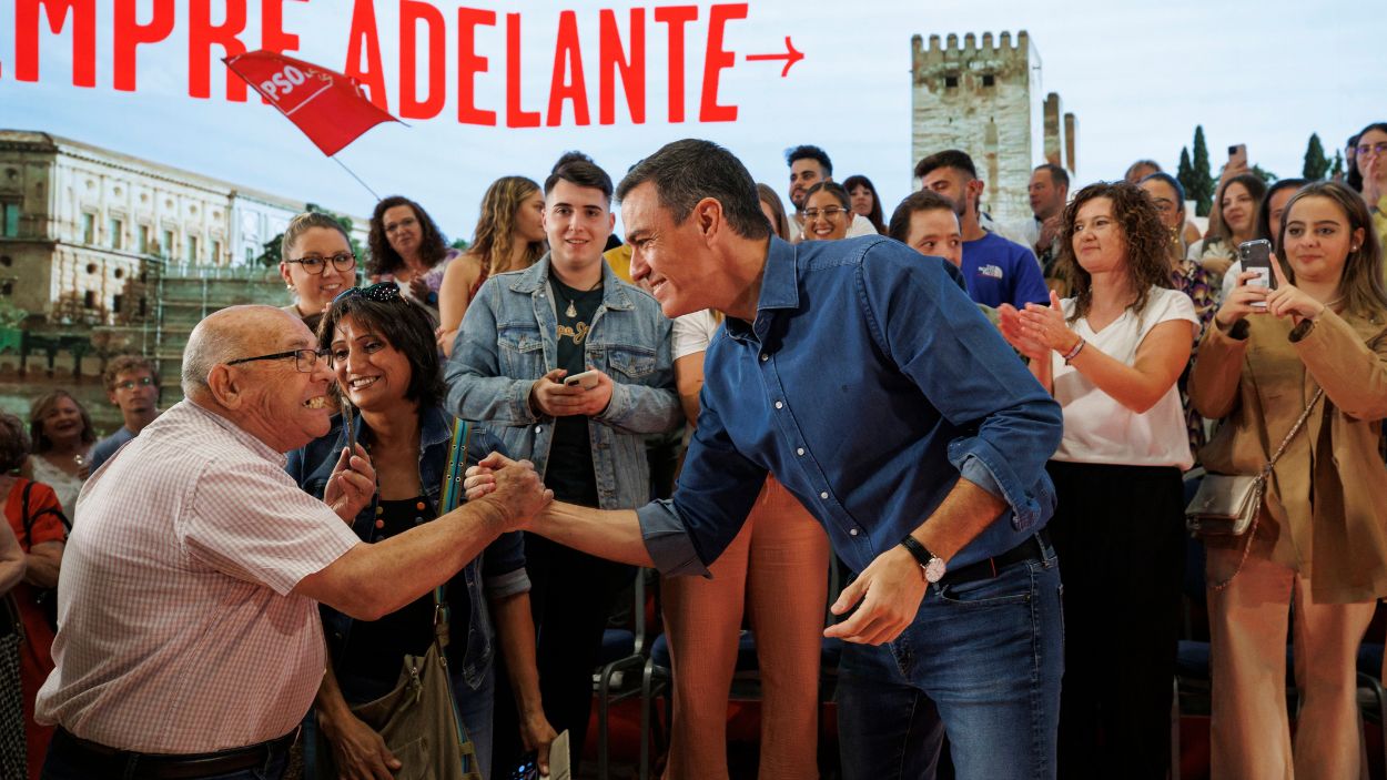 El secretario general del PSOE y presidente del Gobierno en funciones, Pedro Sánchez, a la llegada al recinto donde participa en un acto público, a 07 de octubre del 2023 en Granada (Andalucía, Es (1)