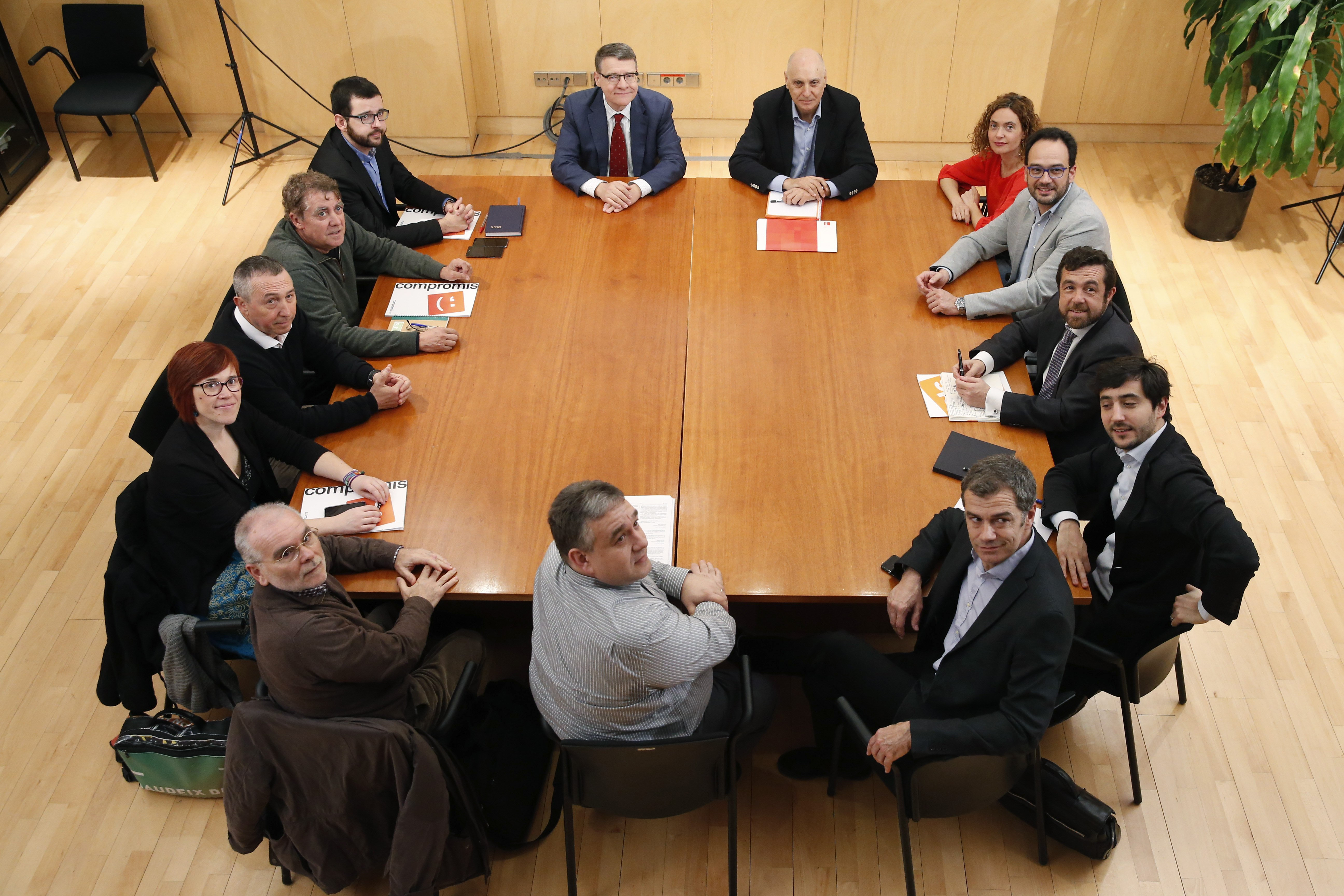 Los equipos negociadores, del PSOE, y de Ciudadanos, durante la reunión que celebran esta mañana en el Congreso con Compromís.