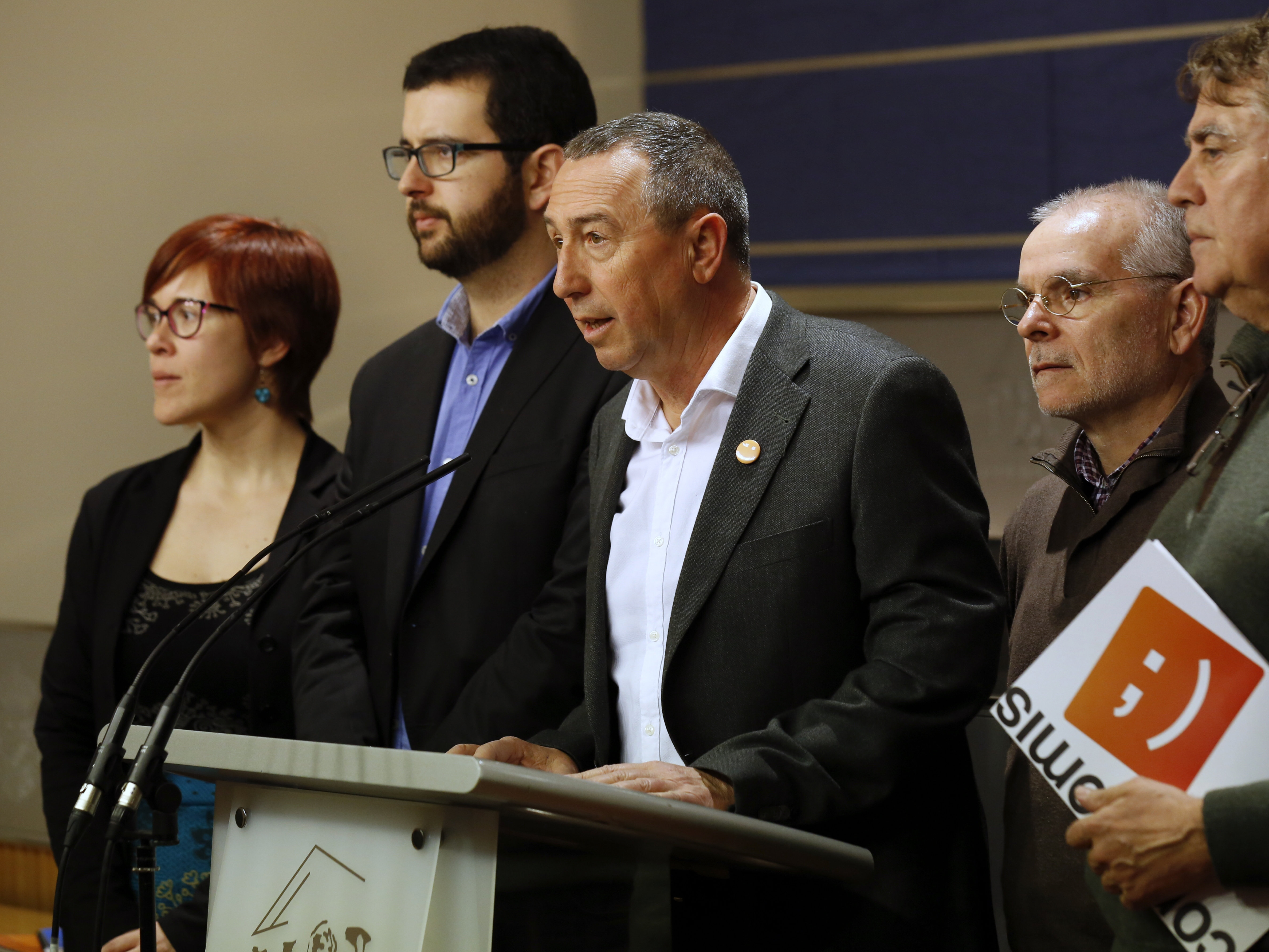 El portavoz de Compromís, Joan Baldoví (c), durante la rueda de prensa que ha ofrecido hoy en el Congreso tras la reunión con los equipos negociadores del PSOE y Ciudadanos.